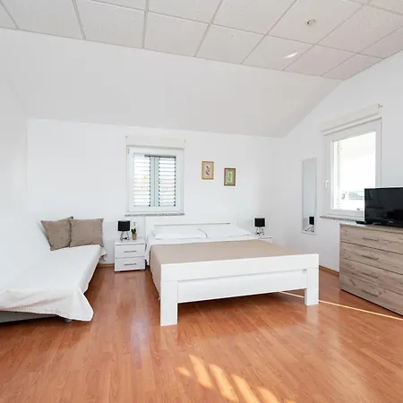With Parking Space Sukosan, Zadar - 6131 Апартаменты Сукошан